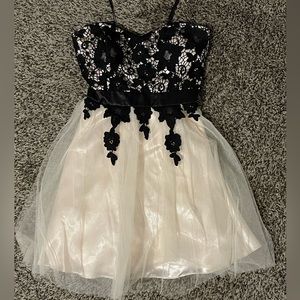 Cream and black homecoming dress. Size 4 with tooling